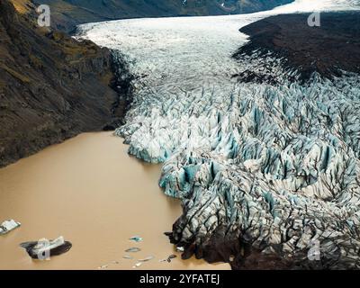 Vue aérienne du glacier Svínafellsjökull dans le parc national de Vatnajökull, Islande, mettant en valeur les superbes formations de glace de Skaftafell. Banque D'Images