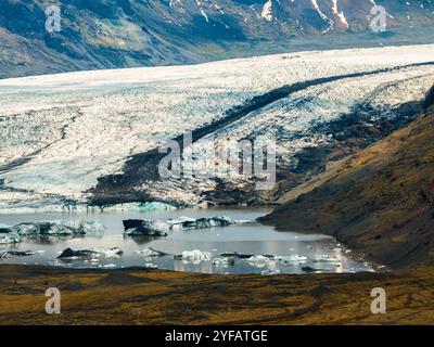 Vue aérienne du glacier Svínafellsjökull dans le parc national de Vatnajökull, Islande, mettant en valeur les superbes formations de glace de Skaftafell. Banque D'Images