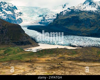 Vue aérienne du glacier Svínafellsjökull dans le parc national de Vatnajökull, Islande, mettant en valeur les superbes formations de glace de Skaftafell. Banque D'Images