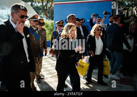 Rome, le premier ministre Giorgia Meloni visite le village de défense Villaggio Difesa, installé au Cirque Maximus qui célèbre et promeut les forces armées italiennes. Au cours de la visite, de nombreuses personnes ont accueilli et pris des photos avec le président, le 4 novembre 2024 à Rome, en Italie. Droit d'auteur : xAndreaxCalandrax Banque D'Images