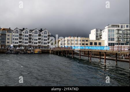 Un soleil d'automne norvégien sur le port de pêche dans la petite ville de Svolaer dans les îles Lofoten en Norvège, Scandinavie. Banque D'Images