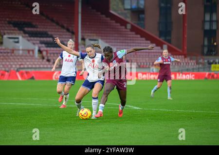 Londres, Royaume-Uni. 03 Nov, 2024. Gaughan Group Stadium, Brisbane Road 3 novembre 2024 Viviane Asseyi (20 West Ham) sous la pression d'Ella Morris (3 Tottenham Hotspur) lors du match de Super League féminine des Barclays entre Tottenham Hotspur et West Ham United au Gaughan Group Stadium à Londres, Angleterre KM (Keeran Marquis/SPP) crédit : SPP Sport Press photo. /Alamy Live News Banque D'Images