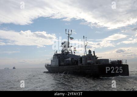 Mer Caspienne, Iran. 4 novembre 2024. Des navires de guerre d'Iran et d'Azerbaïdjan effectuent une manœuvre dans la mer Caspienne. L'Iran et la République d'Azerbaïdjan ont entrepris des exercices combinés de sauvetage et de secours en mer Caspienne. L'exercice de deux jours, organisé par la marine iranienne, se déroule à Bandar Anzali sous le slogan ''coopération pour la paix et l'amitié''. Des navires de la marine azerbaïdjanaise, y compris les navires de sauvetage et de secours G129 et A640, ont pénétré dans les eaux iraniennes pour y participer. L’objectif d’AZIREX2024 est de renforcer la sécurité durable dans la région et d’élargir la coopération multilatérale, showcasi Banque D'Images