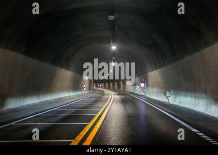 Laerdal 20241031. Le tunnel de Laerdal est le plus long tunnel routier du monde avec une longueur de 24 509 mètres. Le tunnel a été achevé en 2000 et fait partie du réseau routier RTE-T. Le trafic journalier moyen pour le tunnel est d'environ 2 000 véhicules, avec une part de trafic intense de 26%. Le tunnel est situé dans les municipalités d'Aurland et Laerdal. Photo : Terje Pedersen / NTB Banque D'Images