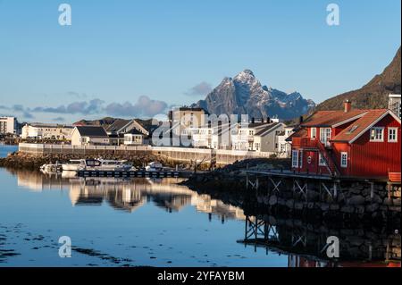 Un cadre matinal d'automne avec des sommets enneigés environnants dans la petite ville de pêcheurs de Svolvar sur l'archipel des Lofoten dans le nord de la Norvège, Scand Banque D'Images