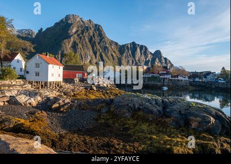 Un cadre matinal d'automne avec des sommets environnants dans la petite ville de pêcheurs de Svolvar sur l'archipel des Lofoten dans le nord de la Norvège, en Scandinavie. Le Banque D'Images