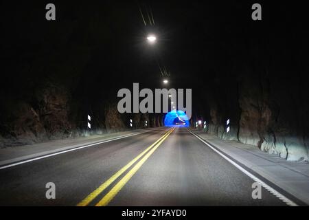 Laerdal 20241031. Le tunnel de Laerdal est le plus long tunnel routier du monde avec une longueur de 24 509 mètres. Le tunnel a été achevé en 2000 et fait partie du réseau routier RTE-T. Le trafic journalier moyen pour le tunnel est d'environ 2 000 véhicules, avec une part de trafic intense de 26%. Le tunnel est situé dans les municipalités d'Aurland et Laerdal. Photo : Terje Pedersen / NTB Banque D'Images