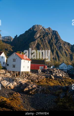 Un cadre matinal d'automne avec des sommets environnants dans la petite ville de pêcheurs de Svolvar sur l'archipel des Lofoten dans le nord de la Norvège, en Scandinavie. Le Banque D'Images