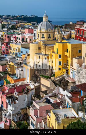 Vue panoramique sur le village de pêcheurs coloré de Corricella, Procida, Campanie, Italie Banque D'Images