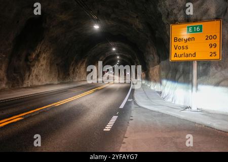 Laerdal 20241031. Le tunnel de Laerdal est le plus long tunnel routier du monde avec une longueur de 24 509 mètres. Le tunnel a été achevé en 2000 et fait partie du réseau routier RTE-T. Le trafic journalier moyen pour le tunnel est d'environ 2 000 véhicules, avec une part de trafic intense de 26%. Le tunnel est situé dans les municipalités d'Aurland et Laerdal. Photo : Terje Pedersen / NTB Banque D'Images