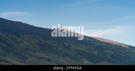 Vue lointaine montrant le sommet du Mont Ventoux, une montagne de la région provençale du sud de la France Banque D'Images