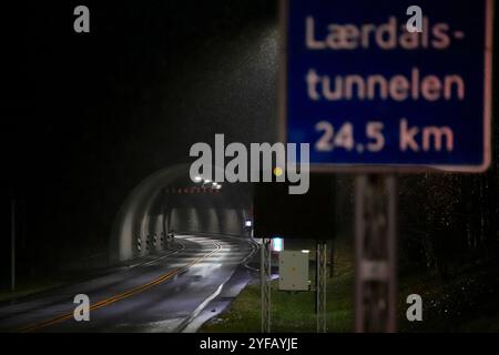 Laerdal 20241031. Le tunnel de Laerdal est le plus long tunnel routier du monde avec une longueur de 24 509 mètres. Le tunnel a été achevé en 2000 et fait partie du réseau routier RTE-T. Le trafic journalier moyen pour le tunnel est d'environ 2 000 véhicules, avec une part de trafic intense de 26%. Le tunnel est situé dans les municipalités d'Aurland et Laerdal. Photo : Terje Pedersen / NTB Banque D'Images