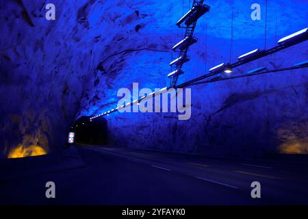 Laerdal 20241031. Le tunnel de Laerdal est le plus long tunnel routier du monde avec une longueur de 24 509 mètres. Le tunnel a été achevé en 2000 et fait partie du réseau routier RTE-T. Le trafic journalier moyen pour le tunnel est d'environ 2 000 véhicules, avec une part de trafic intense de 26%. Le tunnel est situé dans les municipalités d'Aurland et Laerdal. Photo : Terje Pedersen / NTB Banque D'Images