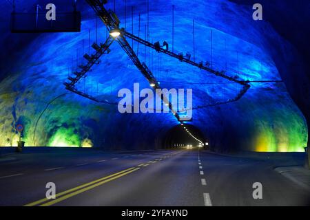 Laerdal 20241031. Le tunnel de Laerdal est le plus long tunnel routier du monde avec une longueur de 24 509 mètres. Le tunnel a été achevé en 2000 et fait partie du réseau routier RTE-T. Le trafic journalier moyen pour le tunnel est d'environ 2 000 véhicules, avec une part de trafic intense de 26%. Le tunnel est situé dans les municipalités d'Aurland et Laerdal. Photo : Terje Pedersen / NTB Banque D'Images