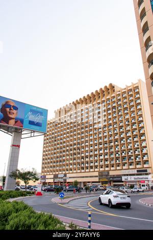Les lunettes de soleil publicitaires Billboard figurent en bonne place dans le Trade Centre First à Dubaï City, aux Émirats arabes Unis. Banque D'Images