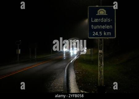 Laerdal 20241031. Le tunnel de Laerdal est le plus long tunnel routier du monde avec une longueur de 24 509 mètres. Le tunnel a été achevé en 2000 et fait partie du réseau routier RTE-T. Le trafic journalier moyen pour le tunnel est d'environ 2 000 véhicules, avec une part de trafic intense de 26%. Le tunnel est situé dans les municipalités d'Aurland et Laerdal. Photo : Terje Pedersen / NTB Banque D'Images