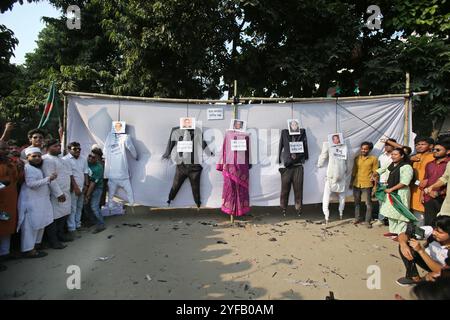 Dhaka, Bangladesh. 04th Nov, 2024. Des militants des droits de l'homme et des étudiants se rassemblent près d'une effigie du premier ministre déchu du Bangladesh, Sheikh Hasina (C), lors d'une manifestation symbolique contre le fascisme au centre enseignant-étudiant de l'Université de Dhaka, le 4 novembre 2024. la commission de réforme constitutionnelle du Bangladesh, nouvellement nommée à la suite de la révolution étudiante qui a renversé l'autocrate de longue date Sheikh Hasina, a juré le 3 novembre de supprimer le « fascisme » pour sauvegarder la démocratie. Photo Habibur Rahman/ABACAPRESS. COM Credit : Abaca Press/Alamy Live News Banque D'Images