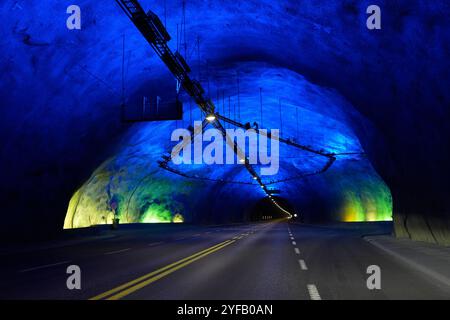 Laerdal 20241031. Le tunnel de Laerdal est le plus long tunnel routier du monde avec une longueur de 24 509 mètres. Le tunnel a été achevé en 2000 et fait partie du réseau routier RTE-T. Le trafic journalier moyen pour le tunnel est d'environ 2 000 véhicules, avec une part de trafic intense de 26%. Le tunnel est situé dans les municipalités d'Aurland et Laerdal. Photo : Terje Pedersen / NTB Banque D'Images