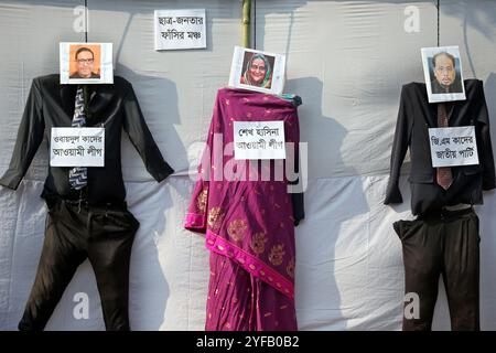 Dhaka, Bangladesh. 04th Nov, 2024. Des militants des droits de l'homme et des étudiants se rassemblent près d'une effigie du premier ministre déchu du Bangladesh, Sheikh Hasina (C), lors d'une manifestation symbolique contre le fascisme au centre enseignant-étudiant de l'Université de Dhaka, le 4 novembre 2024. la commission de réforme constitutionnelle du Bangladesh, nouvellement nommée à la suite de la révolution étudiante qui a renversé l'autocrate de longue date Sheikh Hasina, a juré le 3 novembre de supprimer le « fascisme » pour sauvegarder la démocratie. Photo Habibur Rahman/ABACAPRESS. COM Credit : Abaca Press/Alamy Live News Banque D'Images