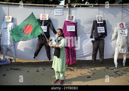 Dhaka, Bangladesh. 04th Nov, 2024. Des militants des droits de l'homme et des étudiants se rassemblent près d'une effigie du premier ministre déchu du Bangladesh, Sheikh Hasina (C), lors d'une manifestation symbolique contre le fascisme au centre enseignant-étudiant de l'Université de Dhaka, le 4 novembre 2024. la commission de réforme constitutionnelle du Bangladesh, nouvellement nommée à la suite de la révolution étudiante qui a renversé l'autocrate de longue date Sheikh Hasina, a juré le 3 novembre de supprimer le « fascisme » pour sauvegarder la démocratie. Photo Habibur Rahman/ABACAPRESS. COM Credit : Abaca Press/Alamy Live News Banque D'Images