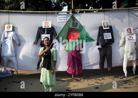 Dhaka, Bangladesh. 04th Nov, 2024. Des militants des droits de l'homme et des étudiants se rassemblent près d'une effigie du premier ministre déchu du Bangladesh, Sheikh Hasina (C), lors d'une manifestation symbolique contre le fascisme au centre enseignant-étudiant de l'Université de Dhaka, le 4 novembre 2024. la commission de réforme constitutionnelle du Bangladesh, nouvellement nommée à la suite de la révolution étudiante qui a renversé l'autocrate de longue date Sheikh Hasina, a juré le 3 novembre de supprimer le « fascisme » pour sauvegarder la démocratie. Photo Habibur Rahman/ABACAPRESS. COM Credit : Abaca Press/Alamy Live News Banque D'Images
