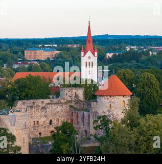 Vue aérienne de la belle ville de Cesis en Lettonie. Vue sur le centre-ville, l'église principale de la ville et les ruines de l'ancien château Livonien dans la vieille ville de Cesis, Banque D'Images