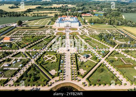 Vue aérienne du palais et du jardin de Rundale en Lettonie, architecture baroque majestueuse et beauté pittoresque en été Banque D'Images