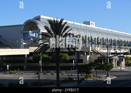 LONG BEACH, CALIFORNIE - 24 octobre 2024 : le long Beach Convention Center sur Pine Avenue. Banque D'Images