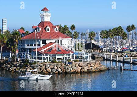 LONG BEACH, CALIFORNIE - 24 octobre 2024 : un voilier passe devant le restaurant Parkers Lighthouse à Shoreline Village. Banque D'Images