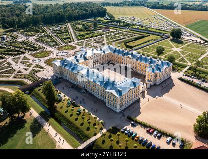 Vue aérienne du palais et du jardin de Rundale en Lettonie, architecture baroque majestueuse et beauté pittoresque en été Banque D'Images