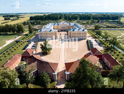 Vue aérienne du palais et du jardin de Rundale en Lettonie, architecture baroque majestueuse et beauté pittoresque en été Banque D'Images