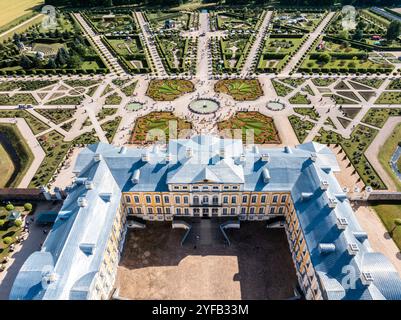 Vue aérienne du palais et du jardin de Rundale en Lettonie, architecture baroque majestueuse et beauté pittoresque en été Banque D'Images