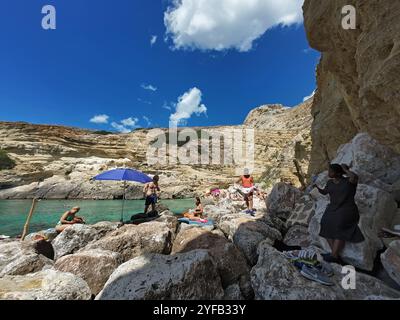 PORTO MIGGIANO, ITALIE - 11 SEPTEMBRE 2024 : les gens dans la plage de Porto Miggiano également connue sous le nom de plage des 100 marches Banque D'Images