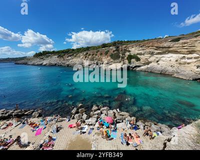 PORTO MIGGIANO, ITALIE - 11 SEPTEMBRE 2024 : les gens dans la plage de Porto Miggiano également connue sous le nom de plage des 100 marches Banque D'Images