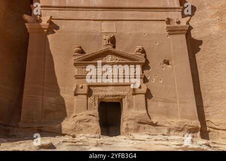 Tombeau taillé dans la roche 45 dans la colline Jabal Al Banat sur le site de Hegra (Mada'in Salih) près d'Al Ula, Arabie Saoudite Banque D'Images