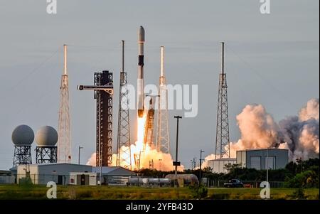 SpaceX Falcon 9 décollant du Space Launch Complex 40 à Cape Canaveral. Banque D'Images