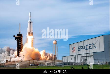 Une fusée SpaceX Falcon Heavy est lancée avec le satellite GOES-U de la NOAA le 25 juin 2024. Le satellite surveille la météo au-dessus de l'hémisphère occidental. Banque D'Images