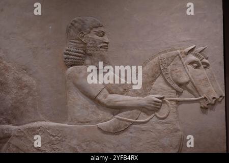 Marié avec des chevaux, reliefs en pierre sculptés du palais assyrien de dur-Sharrukin ('forteresse de Sargon' ; Khorsabad, maintenant dans le Musée de l'Irak, Bagdad Banque D'Images