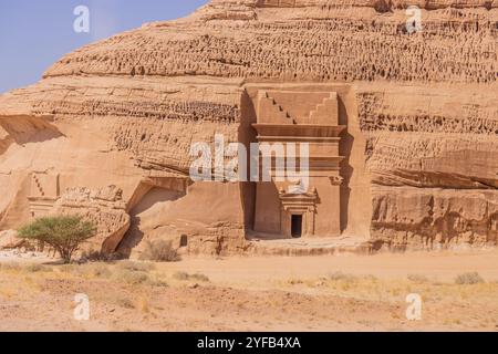 Tombes taillées dans la roche sur la colline Jabal Al Banat sur le site de Hegra (Mada'in Salih) près d'Al Ula, Arabie Saoudite Banque D'Images