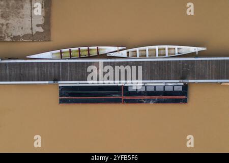 Vue aérienne de Vadorrey Pier et kayak club sur la rivière Ebre, abondante en raison de la récente Dana, Saragosse, Espagne Banque D'Images