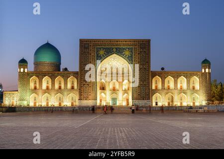 Vue en soirée de la Madrasah Tilya-Kori à Samarkand Banque D'Images