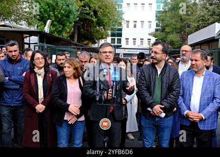 Diyarbakir, Turquie. 04th Nov, 2024. Le porte-parole de la plate-forme de protection et de solidarité de la ville de Diyarbakir et le président de l'Association du barreau de Diyarbakir, Abdulkadir Gulec, ont fait une déclaration à la presse. Le licenciement des maires kurdes des villes de Mardin, Batman et Halfeti en Turquie et la nomination de mandataires pour les remplacer ont été protestés par un communiqué de presse organisé par la plateforme de protection et de solidarité des villes devant le palais de justice de Diyarbakir. Crédit : SOPA images Limited/Alamy Live News Banque D'Images