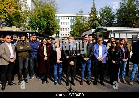 Diyarbakir, Turquie. 04th Nov, 2024. Le porte-parole de la plate-forme de protection et de solidarité de la ville de Diyarbakir et le président de l'Association du barreau de Diyarbakir, Abdulkadir Gulec, ont fait une déclaration à la presse. Le licenciement des maires kurdes des villes de Mardin, Batman et Halfeti en Turquie et la nomination de mandataires pour les remplacer ont été protestés par un communiqué de presse organisé par la plateforme de protection et de solidarité des villes devant le palais de justice de Diyarbakir. Crédit : SOPA images Limited/Alamy Live News Banque D'Images