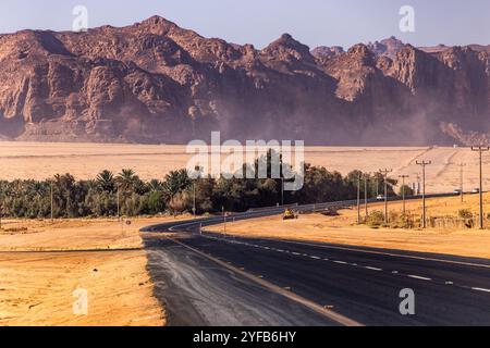 Route 70 à travers le désert près d'Al Ula, Arabie Saoudite Banque D'Images