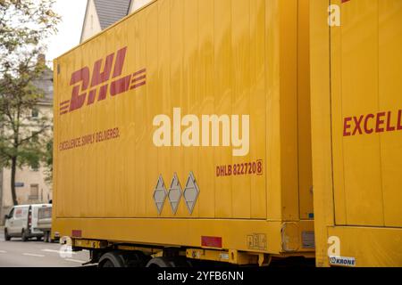 Augsburg, Bavière, Allemagne - 04 novembre 2024 : camion DHL avec logo sur la remorque. Image symbolique pour l'expédition de colis à Noël et les colis envoyés par la poste suisse ou la DHL allemande. *** LKW der DHL mit logo auf dem Trailer bzw. Anhänger. Symbolbild für Paketversand an Weihnachten und Pakete verschickt mit der Post, bzw. Der deutschen DHL. Banque D'Images