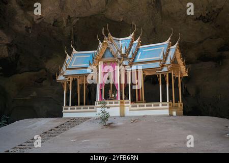 La grotte a été découverte par hasard il y a 200 ans par son homonyme Chao Phraya Nakhon Sri Thammarat, un thaïlandais qui voulait se mettre à l'abri de la pluie. Banque D'Images