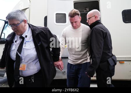 Photo inédite datée du 10/09/24 de l'ancien capitaine écossais de rugby Stuart Hogg arrivant menotté au Sheriff court de Jedburgh après son arrestation pour abus domestique. Hogg a admis avoir abusé de sa femme séparée pendant cinq ans et sera condamné le 5 décembre à Jedburgh Sheriff court. Date de la photo : mardi 10 septembre 2024. Banque D'Images