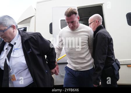 Photo inédite datée du 10/09/24 de l'ancien capitaine écossais de rugby Stuart Hogg arrivant menotté au Sheriff court de Jedburgh après son arrestation pour abus domestique. Hogg a admis avoir abusé de sa femme séparée pendant cinq ans et sera condamné le 5 décembre à Jedburgh Sheriff court. Date de la photo : mardi 10 septembre 2024. Banque D'Images