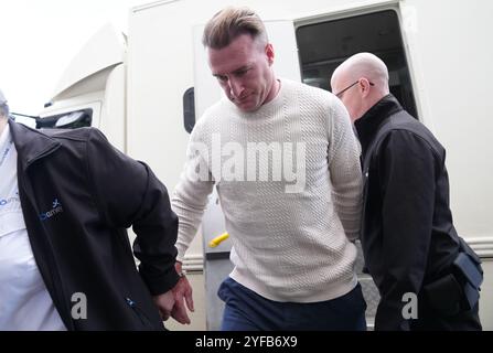 Photo inédite datée du 10/09/24 de l'ancien capitaine écossais de rugby Stuart Hogg arrivant menotté au Sheriff court de Jedburgh après son arrestation pour abus domestique. Hogg a admis avoir abusé de sa femme séparée pendant cinq ans et sera condamné le 5 décembre à Jedburgh Sheriff court. Date de la photo : mardi 10 septembre 2024. Banque D'Images