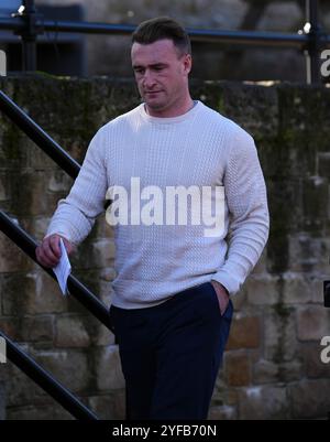 Photo inédite datée du 10/09/24 de l'ancien capitaine écossais de rugby Stuart Hogg quittant le Jedburgh Sheriff court après avoir été libéré sous caution. Hogg a admis avoir abusé de sa femme séparée pendant cinq ans et sera condamné le 5 décembre à Jedburgh Sheriff court. Date de la photo : mardi 10 septembre 2024. Banque D'Images